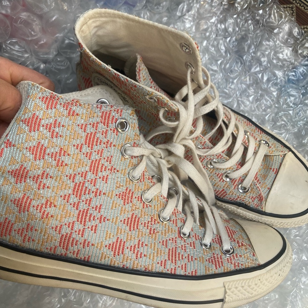 Like new women’s 8.5 high top Converse - Picture 9 of 13